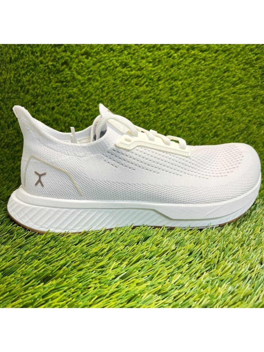 Flux Adapt Runner White Gum Mens Size 8.5 Womens 10 Athletic Knit Shoes Sneakers
